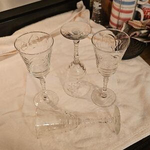 Elegant Clear Wine Glass Set